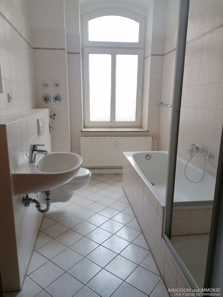 Bad mit Fenster, Wanne und Dusche Bad mit Fenster, Wanne und Dusche