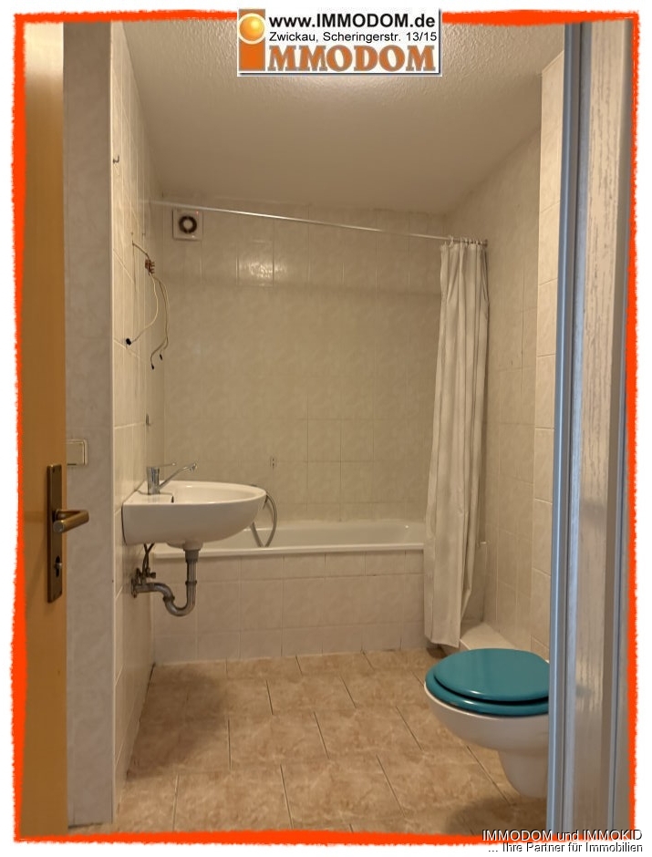Bad mit Dusche und WC