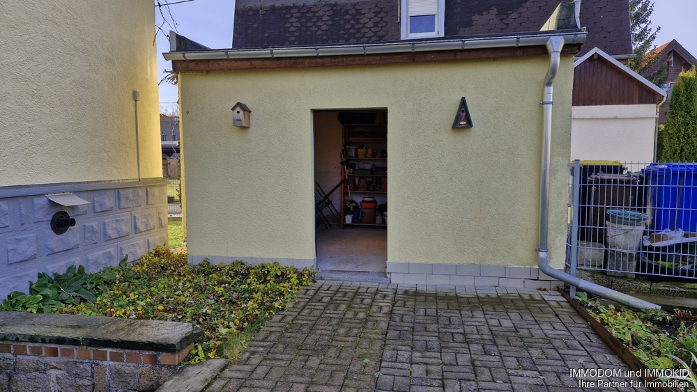 massives Nebengäude