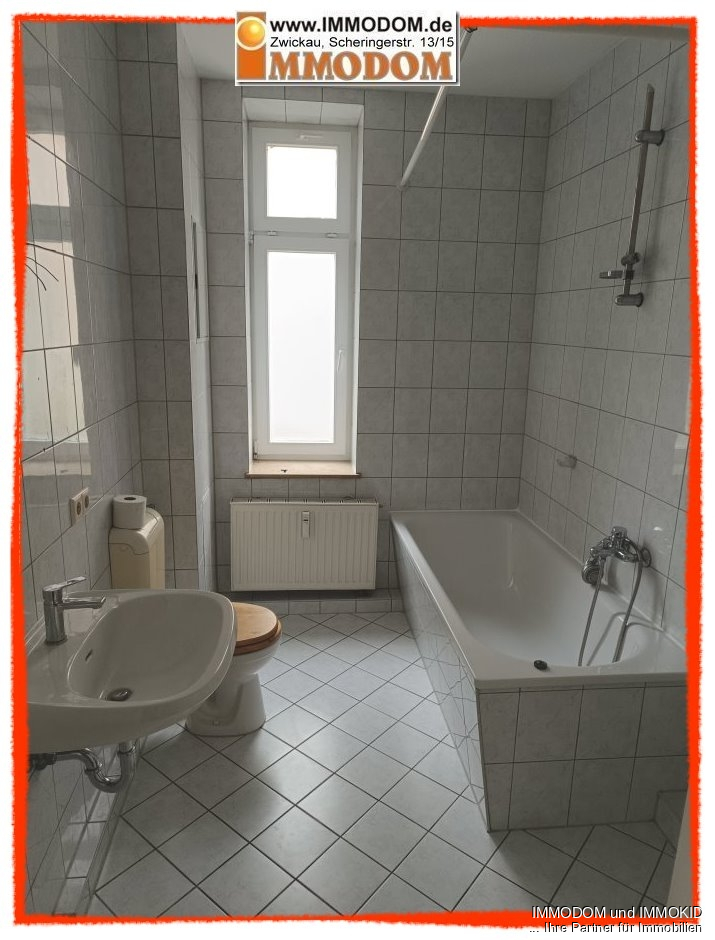Bad mit Fenster und Wanne