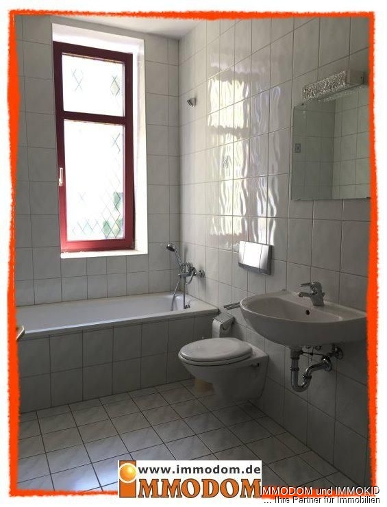 Bad mit Wanne und Fenster