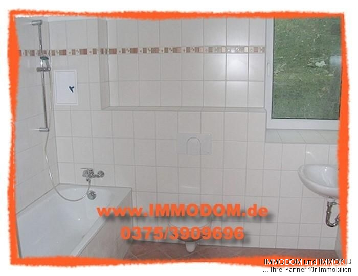 schickes Bad mit Fenster und Wanne schickes Bad mit Fenster und Wanne