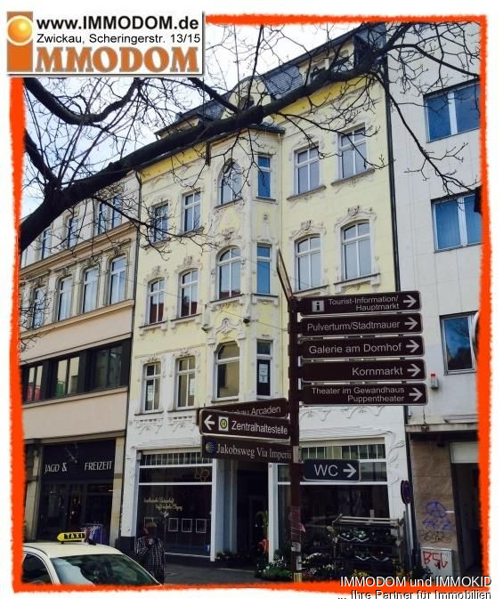 Ansicht mit Hinweisschildern