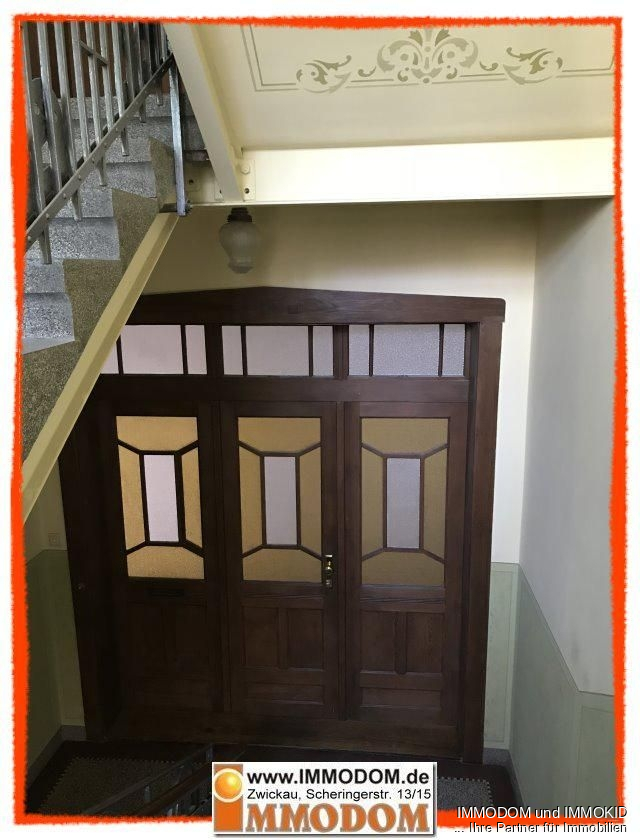 Treppemhaus + Wohnungstür