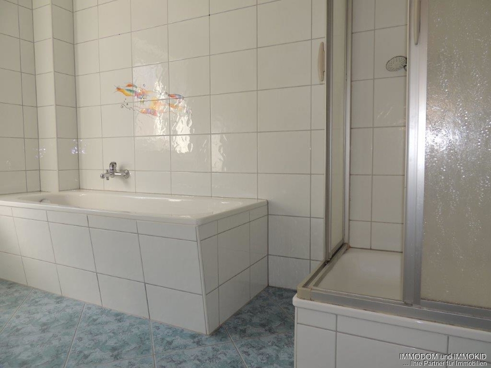 Tageslichtbad mit Wanne und Dusche Tageslichtbad mit Wanne und Dusche