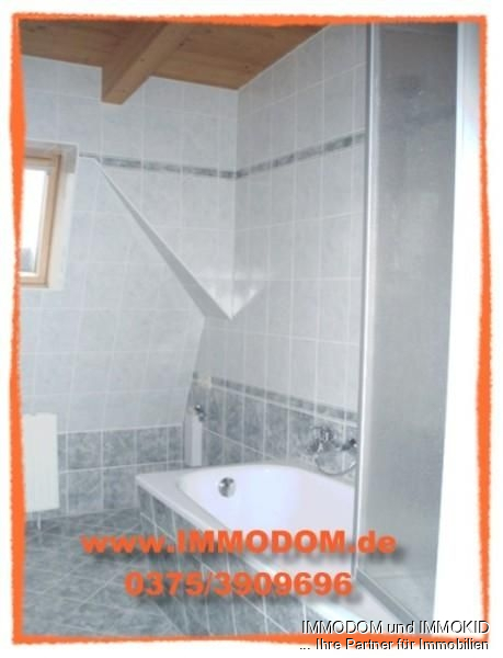 Bad mit Fenster und Wanne
