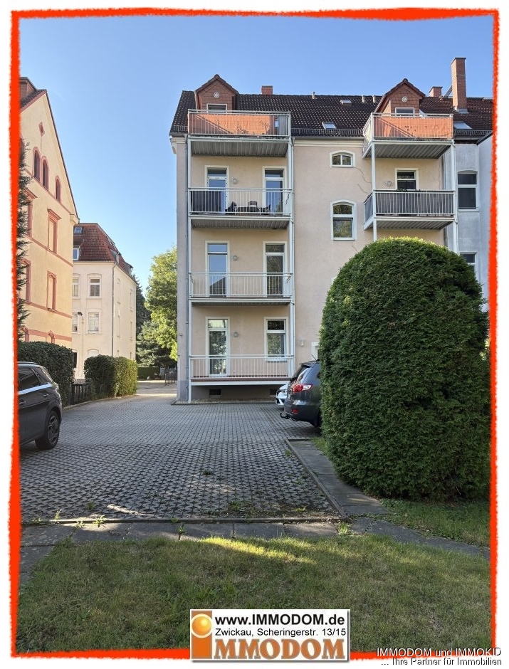 PKW-Stellplätze und Balkonansicht